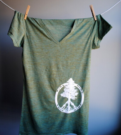 恩恩 和树的元素结合了 Evergreen Peace Tree of Life TShirt V Neck Heather by WrenWillow