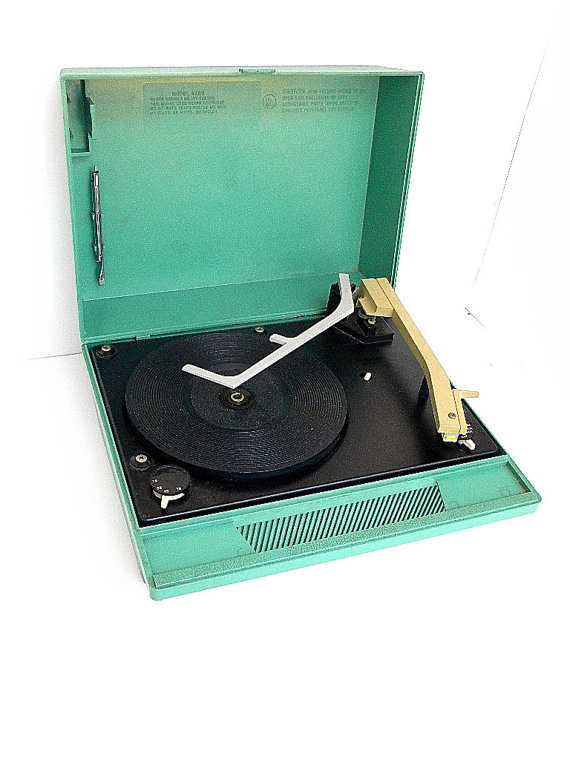 颜色复古了 Sears Silvertone Portable Record Player