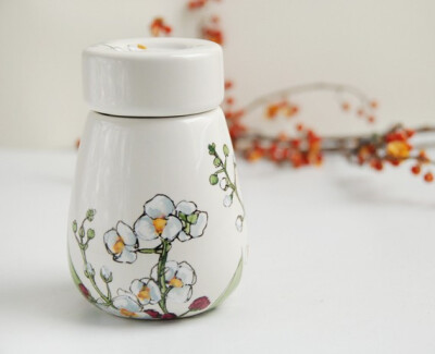 手绘陶瓷罐：寥寥几笔，春意无穷。