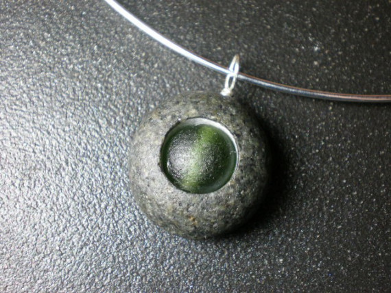 “眼”。来自etsy上的海玻璃手工饰品。 THE EYE Genuine Beach Stone / Sea Glass Eye by SteppingStones。