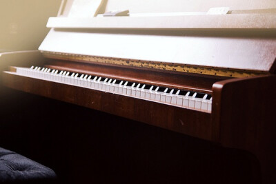 老旧的钢琴在温暖的阳光下 带给你的是那个时代的回忆