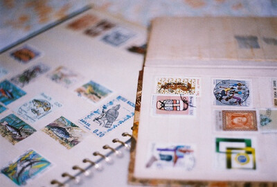 那个时候也爱集邮，没有专门的集邮册，就只能把漂亮的邮票夹在一本厚重的大本子里。