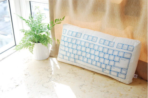 I'm looks like keyboard,but I do as a pillow.<a class='shortlnk' href='/s/0256f01f5e9e902bc' target='_blank' title='http://item.taobao.com/item.htm?id=9452327846&'>http://duitang.com/s/0256f01f5e9e902bc</a>