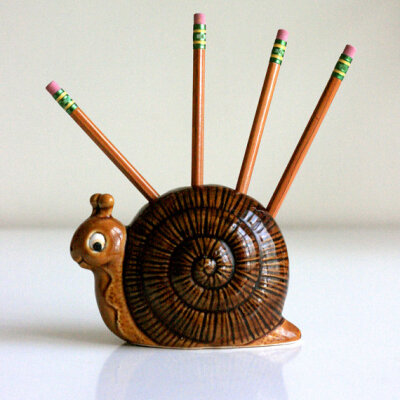 复古陶瓷蜗牛笔筒：蜗牛的执着。