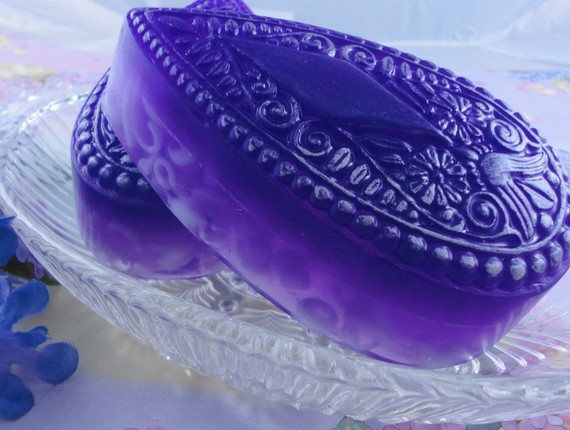 紫色雨维多利亚泪滴皂：伤感的心。