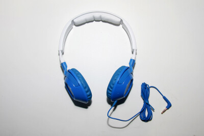 adidas Originals x Sennheiser HD220耳机耳机上印有三叶草标志<a class='shortlnk' href='/s/03ecbd9435ca3cd00' target='_blank' title='http://www.kidulty.com/street/id/326'>http://duitang.com/s/03ecbd9435c…