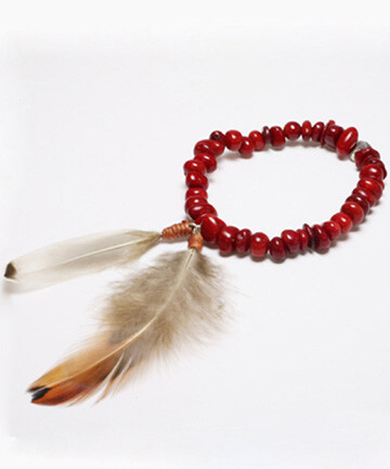 日本首饰品牌JAM HOME MADE & ready madeey推出的FEATHER BEADS BRACE。