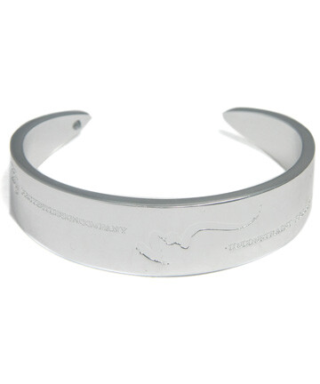 此款Protest Zix bracelet采用坚固美观的合金银质材料打造，独特的雕刻工艺使这款手镯更具品味，优雅的纯银色调尽显华贵气质，细节精致，磨光技术更为细腻。