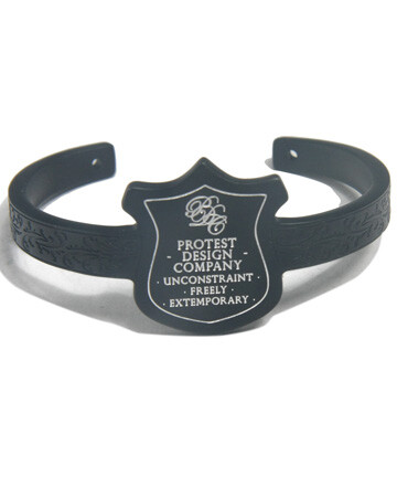 此款Royal bracelet为Protest设计公司经典皇家系列之手环, 精致雕刻的Logo和充满创意的设计感,体现出无拘无束和随意自由的感觉,鼓励年轻人发挥自己的创造力,手环大小可随意调节，独特的雕刻工艺使这款手镯更具品味，…