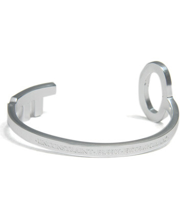 此款Protest Key Sliver bracelet采用坚固美观的合金银质材料打造，独特的完全钥匙造型设计体现出无限的创意亮点，精湛的雕刻工艺使这款手镯更具品味，优雅的纯银色调尽显华贵气质，细节精致，磨光技术更为细腻