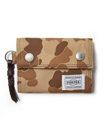 知名箱包品牌PORTER与知名创意设计团体Essential Designs合作推出的CAMOUFLAGE WALLET。