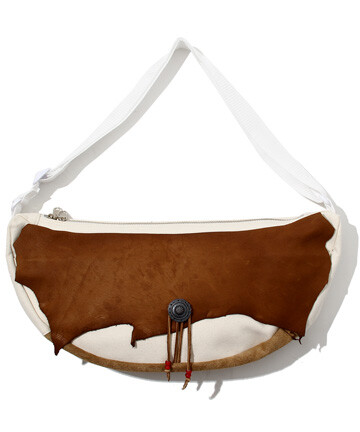 日本街头品牌rehacer推出的Palm Bag。 此次推出了新款Palm Bag，采用了山羊皮和鹿皮制作而成，高品质的材质也保证了这款Palm Bag的耐用性。整体风格散发着狂野不羁的时尚气息，呈现出一种浓郁民族风的情怀。