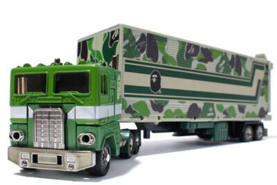 究竟是谁？BAPE x Transformers ABC Convoy 联名玩具<a class='shortlnk' href='/s/1ce2c6fd8c087012' target='_blank' title='http://www.kidulty.com/news/id/news/17073'>http://duitang.com/s/1ce2c6fd8c087012<…