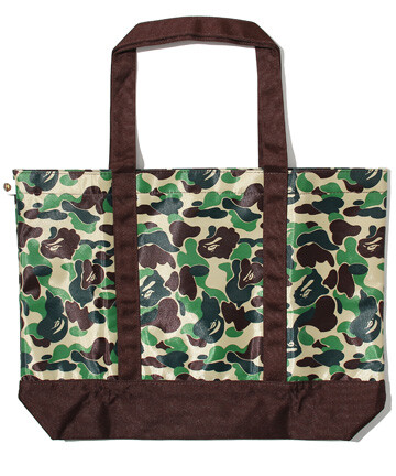 日本潮流品牌A BATHING APE推出的ABC CAMO TOTE BAG。 这款ABC CAMO TOTE BAG采用了非常简洁的设计，以一款醒目又有力的ABC CAMO TOTE BAG字样，包包表面印上了醒目的猿人头像LOGO，存在感十足的基本款式，充足的内部空