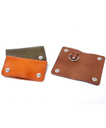 以各种配件与包袋为主的日本潮流品牌hobo推出的Shade Leather Key Case。 hobo品牌除了优良的包袋以外，其设计的各式配件也受欢迎。此次推出的Shade Leather Key Case，采用了特殊处理的牛皮制作，经过反复上油处理的牛皮，具有了防泼水