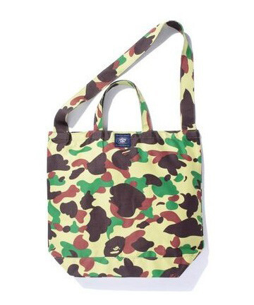 日本潮流品牌A BATHING APE推出的1ST CAMO TWILL SHOLDER BAG。 此次A BATHING APE推出的1ST CAMO TWILL SHOLDER BAG，经典的1ST CAMO全迷彩图案，全新的配色设计，可肩背和手提双重使用方式，容量足