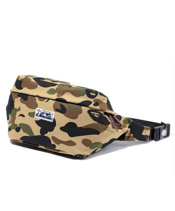 日本潮流品牌A BATHING APE推出的1ST CAMO MOUNTAIN HIP BAG。 此次A BATHING APE推出的1ST CAMO MOUNTAIN HIP BAG，经典的1ST CAMO全迷彩图案设计，腰包和肩包双重使用方式，可存放日常使用的所有物品