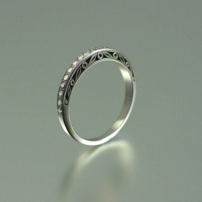 一直很喜欢排钻的戒指，这款戒指比一般的排钻的又多了一些小心思，喜欢。