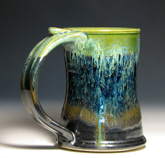 炻灰藓，绿，蓝轮抛啤酒杯陶器：绿色写意