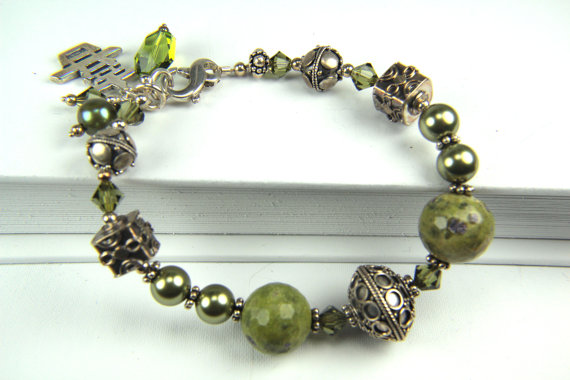 喜欢这样的设计 手环 <a class='shortlnk' href='/s/1117a2f81a5c1a249' target='_blank' title='http://www.etsy.com/listing/70793855/handmade-sterling-silver-and-gemstone?ref=tre-506502227-8'>http://duitang.com/s/1117a2f81a5c1a249</a>