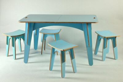 一套蓝色的桌椅，地中海风格