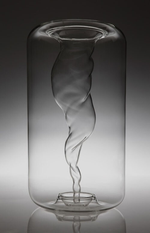 » “旋风”花瓶的创意设计 创意产品_创意设计_创意生活 - 尚品元素 “旋风”花瓶的创意设计 “旋风”这一创意花瓶是由设计师Arnaud Cooren Aki和其他来自法国的设计师们共同设计的。咋一看“旋风”，让我们立刻联想到水在运动时产生的波纹。这只花瓶由玻璃工艺师Wilfr