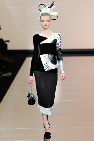 黑色与白色的套装，如琴键般优雅