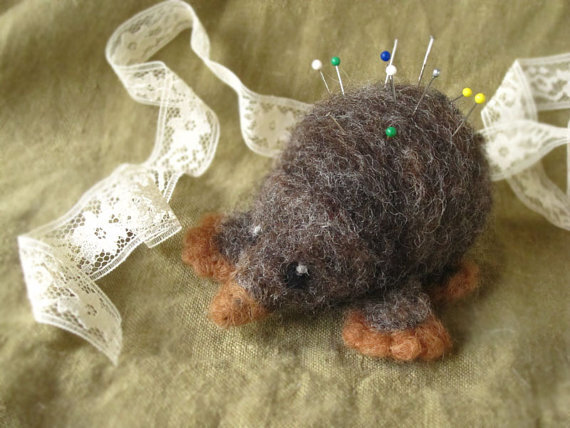 Moley Felted Pin Cushion by Ainigmati on Etsy Moley - Felted Pin Cushion 毛毡针线包