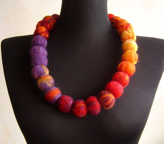 felt necklace balls 9 by evalinen on Etsy felt necklace balls 9 毛毡念珠