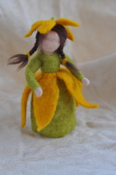 ChrysanthemumgirlNeedle felted soft sculpture by darialvovsky Chrysanthemum-girl-Needle felted soft sculpture 毛毡玩偶