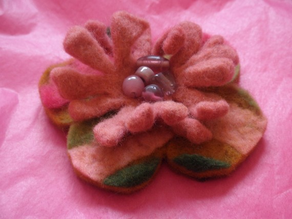 Felt Flower Pin by FestiveFibers on Etsy Felt Flower Pin 毛毡大王花