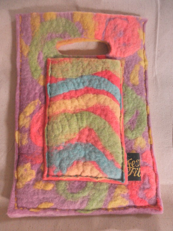 Felt Hand Bag by FestiveFibers on Etsy Felt Hand Bag 毛毡手袋