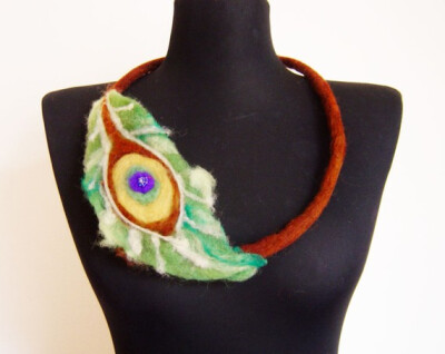 felt peacock necklace by evalinen on Etsy felt peacock necklace 毛毡项链