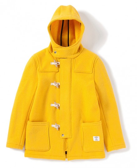其中，最受瞩目的当属鲜黄色的duffle coat及迷彩工作衬衫，很明显，无论是从选色或款式都是向outdoor风格靠拢