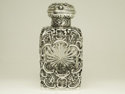 像是香水瓶，是花团锦簇的芬芳