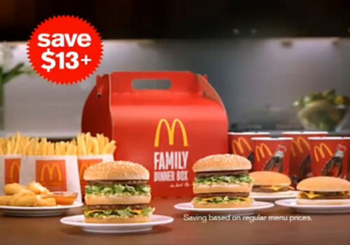 麦当劳全家桶 供应地点：澳大利亚 想想看，绝对物超所值的开心全家桶套餐，还能挑选自己和家人最喜欢的产品。每份全家桶里都有四个三明治——或是汉堡、炸鸡、零食——四份薯条，四倍中号饮料和麦乐鸡块，起价19美元。麦当劳给你家一样的温馨感觉。这份套菜在捷克共和国和马来西亚地区也可以买到—
