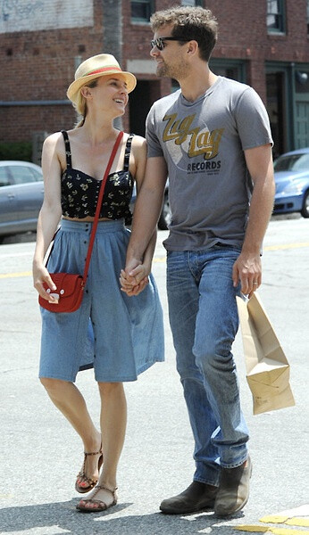 Diane Kruger & Joshua Jackson，一对璧人。Diane Kruger的胸衣很好看，红色包包少女味突现。