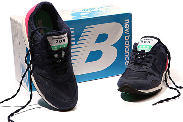 经典再生，HUF x New Balance 2011 RC205 联名慢跑鞋<a class='shortlnk' href='/s/1ce2c614b707d264' target='_blank' title='http://www.kidulty.com/news/id/news/17192'>http://duitang.com/s/1ce2c614b707d264</a>