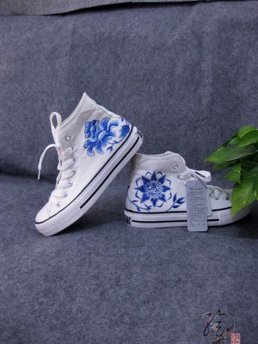 看了很多青花的作品，终于找到感觉可以画在鞋子上的图案，很清爽，也很独特，牡丹花开，富贵吉祥！ 富贵团圆--中国风手绘帆布鞋