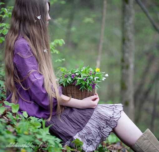 喜欢落在她头发上的两朵小花