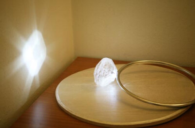 戒指灯光: 日本设计师kaori aoi 设计了一个超大的戒指形灯具：“戒指灯光”。她颠覆了钻石戒指原有的尺度，并将钻石璀璨的自然光芒无限放大，营造了梦幻般的效果。她的作品一向包含了充满现代感的乐观主义风格，用新…