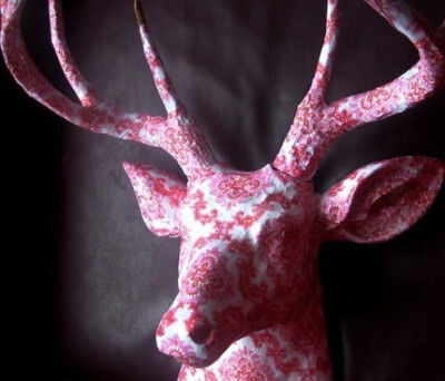 限量設計師鹿頭現代掛牆飾芸術品 (粉紅色植絨鹿頭)：乖巧
