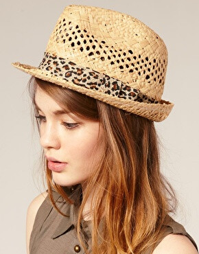 ASOS 4.26 爵士风豹纹带草编帽 。她低头，不说话。沉默的代价。