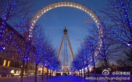 The British Airways London Eye坐落在伦敦泰晤士河畔，是世界第三大摩天轮