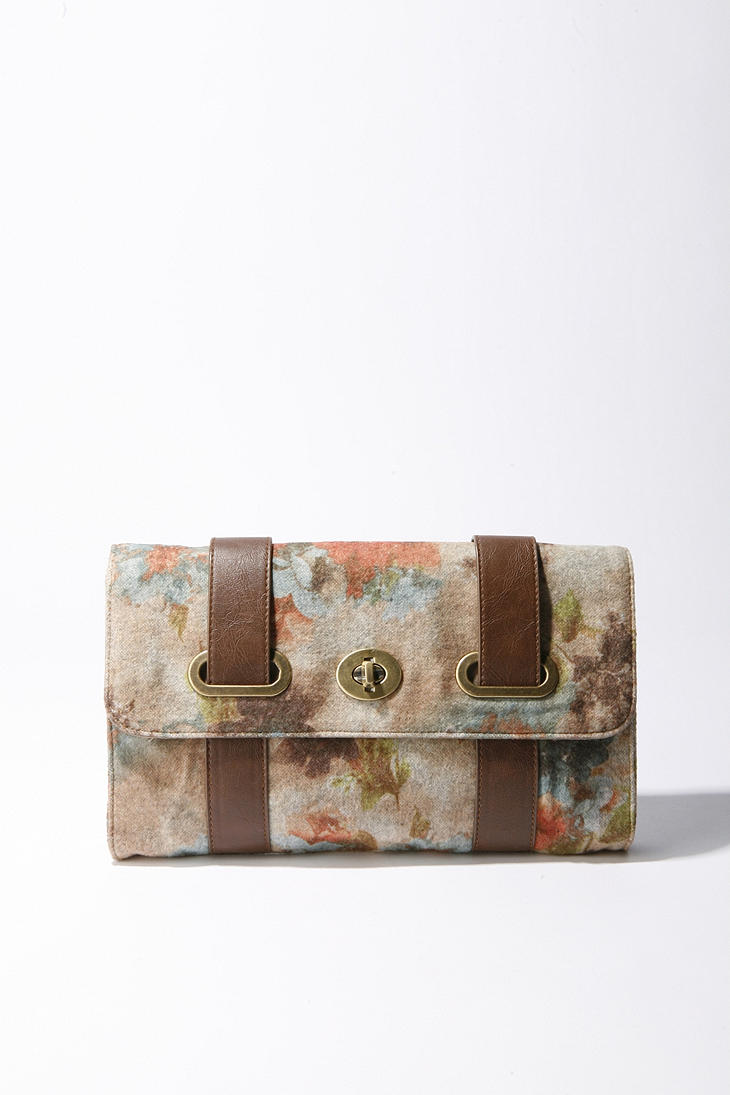 美包 UrbanOutfitters.com &gt; Kimchi Blue Floral Double Strap Clutch