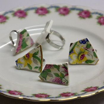 碎瓷片也可以做成好看戒指啊！！ vintage china floral ring by the traditional flower company | notonthehighstreet.com Vintage China Floral Ring