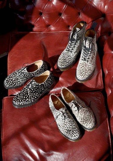 大胆的年轻一代，Dr.Martens Paisley & Topos Hair Boots<a class='shortlnk' href='/s/1ce2c7e65f7c52de' target='_blank' title='http://www.kidulty.com/news/id/news/17334'>http://duitang.com/s/1ce2c7e65f7c5…