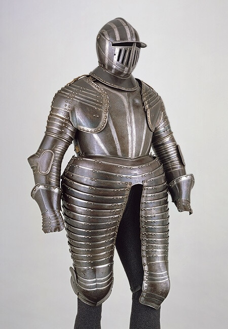 Armor of heavy cavalry, ca. 1610–20 Q1610——1620年间重装骑兵的盔甲 产地：意大利 材质工艺：钢、金、皮革、纺织品