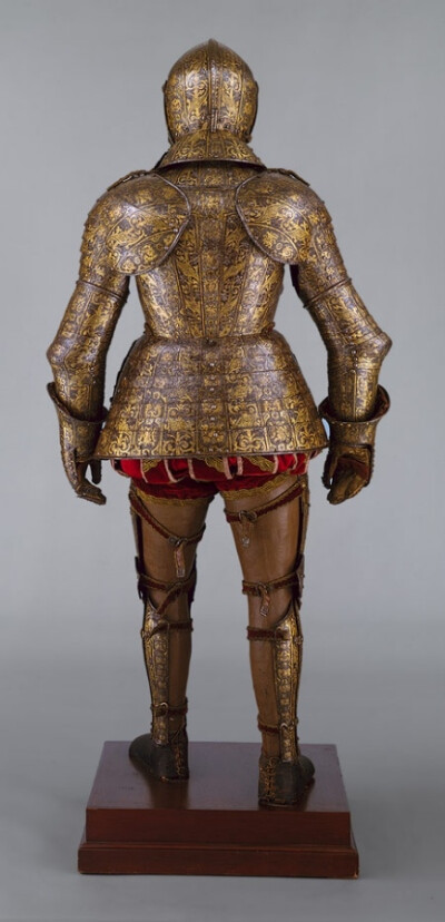 1600 大约1600年的骑兵盔甲 产地:意大利(米兰) 材质工艺:钢,雕刻