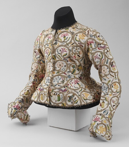 Woman's jacket, ca. 1616 大约1616年的女式夹克 产地：英格兰 材质工艺：丝线和金属线交织在一起的细麻布，纽扣脱落，使用包梯针法，打结织缎针法，金属花边。